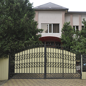 Входные ворота гостевого дома